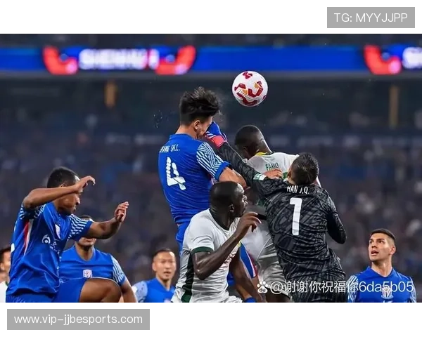 四号蓝色足球球星是谁 他在球场上的表现与成就分析 四号蓝色足球球星是谁 他在球场上的表现与成就分析
